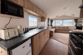 Lovely 6 Berth Caravan For Hire At Barmston Beach Holiday Park Ref 62062Hc - 1
