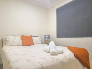 Cozy and Elevated 4BR Home near Albany CBD & Beach - 1