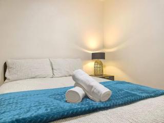 Cozy and Elevated 4BR Home near Albany CBD & Beach - 3