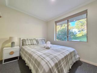 Cozy and Elevated 4BR Home near Albany CBD & Beach - 4