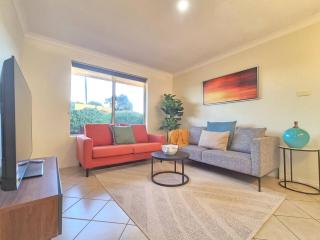 Cozy and Elevated 4BR Home near Albany CBD & Beach - 9