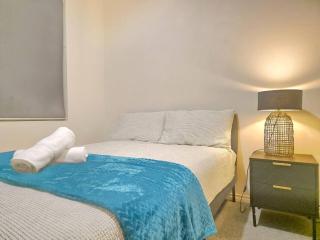 Cozy and Elevated 4BR Home near Albany CBD & Beach - 2