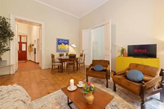 Art-Filled 2BR Near Synagogue Leafy Garden Views - 0