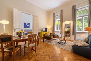 Art-Filled 2BR Near Synagogue Leafy Garden Views - 4