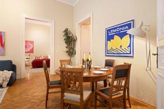 Art-Filled 2BR Near Synagogue Leafy Garden Views - 3