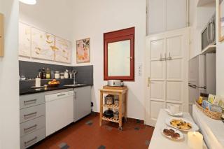Art-Filled 2BR Near Synagogue Leafy Garden Views - 1
