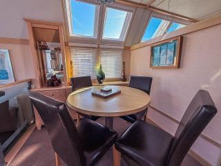 Luxury Caravan For Hire At Hopton Holiday Park With Full Sea Views Ref 80010H - 6