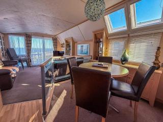 Luxury Caravan For Hire At Hopton Holiday Park With Full Sea Views Ref 80010H - 5