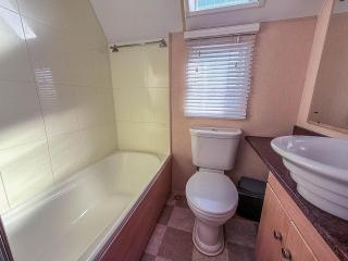 Luxury Caravan For Hire At Hopton Holiday Park With Full Sea Views Ref 80010H - 2