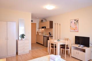 Aspen Suites Cozy Studio with Balcony & Pool by Flat Manаger - 3