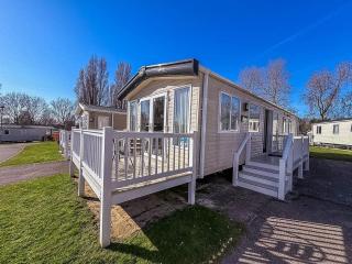 Modern Caravan With Decking At Haven Hopton-On-Sea Ref 80032M - 0
