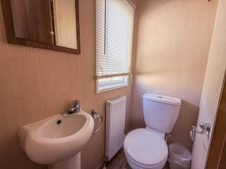 Modern Caravan With Decking At Haven Hopton-On-Sea Ref 80032M - 1