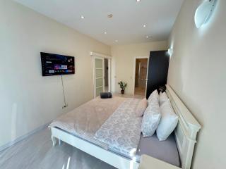 RentNow Crown Plaza Apartment with Main Garden View - 9