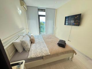 RentNow Crown Plaza Apartment with Main Garden View - 5