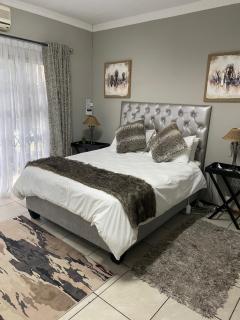 Checked Inn 2 - 4