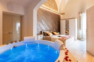 Dimora Libertà Luxury con Vista Piazza E Vasca Idromassaggio In Camera A 15 Minuti dal Mare - 0
