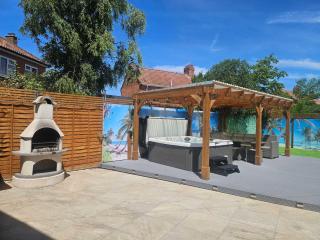 Modern Home with Hot Tub Garden & Private Parking - 8