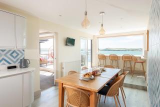 3 Bed Stylish Beachfront Retreat - 7