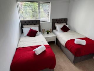 Spacious 3 Bed House in Northampton - Sleeps 6 - Driveway Parking - Fast WiFi - 4