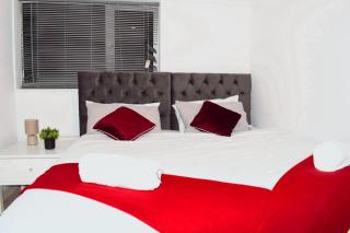 Spacious 3 Bed House in Northampton - Sleeps 6 - Driveway Parking - Fast WiFi - 2