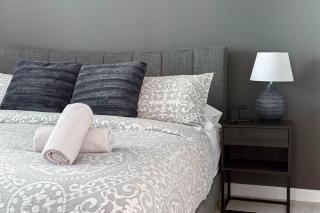 Chic Downtown Suite w/ AC & Parking | Near Rogers - 3
