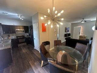 Basic 4 bedrooms with 6 beds 15 min from downtown sleeps 9 for Work crews and Large groups - 7