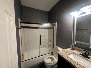 Basic 4 bedrooms with 6 beds 15 min from downtown sleeps 9 for Work crews and Large groups - 2