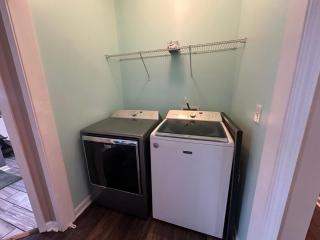 Basic 4 bedrooms with 6 beds 15 min from downtown sleeps 9 for Work crews and Large groups - 3