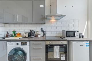Modern Studio Apartment A with Self Check-In & Fast WiFi in Ilkeston - 3