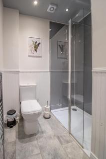 Historic 2-Bed Paisley Retreat, Airport & Station - 4