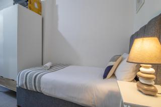 Historic 2-Bed Paisley Retreat, Airport & Station - 3