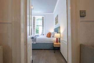 Historic 2-Bed Paisley Retreat, Airport & Station - 2
