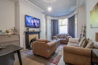 Historic 2-Bed Paisley Retreat, Airport & Station - 0