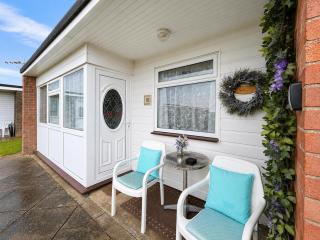 Lovely Seaside Chalet, Close To Hemsby Beach Ref 83073S - Hemsby - 0