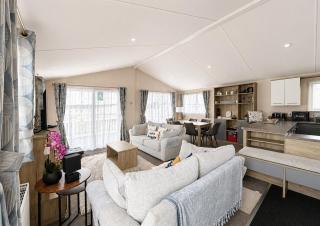 Beautiful 8 Berth Lodge For Hire At Kessingland Beach In Suffolk Ref 90012Td - 3