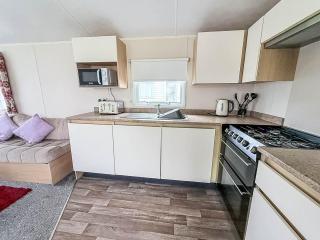 Lovely 8 Berth Caravan At Kessingland Beach, Suffolk Ref 90025Pw - 2