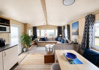 Cosy 6 Berth Caravan With Side Decking At Kessingland Beach, Suffolk Ref 90031Sv - 1