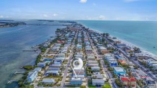 Top Floor 3 Bedroom Beach Retreat with Private Deck - 3