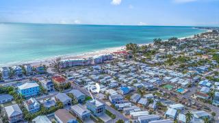 Top Floor 3 Bedroom Beach Retreat with Private Deck - 2