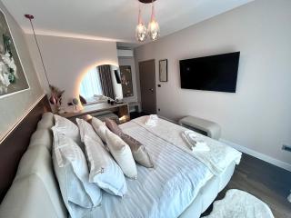 FLH La Vie En Rose Gold - Balcony, Free Parking, Bathtub, King Bed & AC - 3