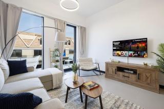 Chic 1BR in JVC Pool, Gym & Rooftop Views - Dubai - 2