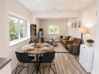2BR Central Flat, 2 King Beds & Free Parking - 7