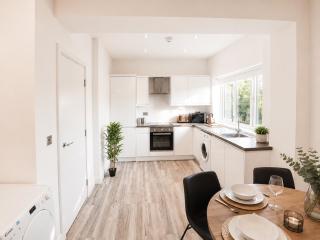 2BR Central Flat, 2 King Beds & Free Parking - 6