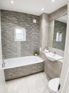 2BR Central Flat, 2 King Beds & Free Parking - 3
