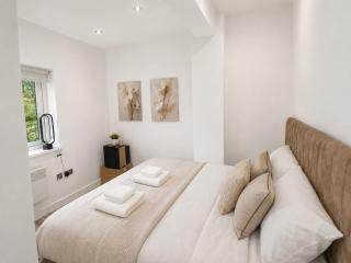 2BR Central Flat, 2 King Beds & Free Parking - 2