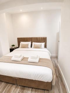 2BR Central Flat, 2 King Beds & Free Parking - 1