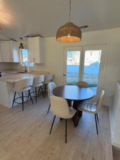 Cute quiet 4 bed 3 bath home by park and shopping - 8
