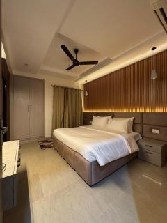 Luxenest Holiday Homes Luxury 3BHK Apartment with Pool & Gym - 8