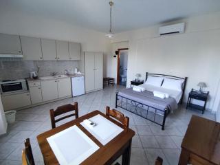 Eleni's quiet double room with balcony - 5
