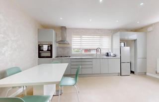 Stylish 2-Bed Garden Apartment, Zone 3, Near Tooting Broadway - 6